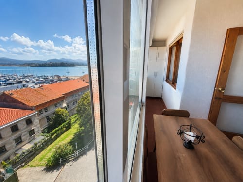 Apartamento Batea en Holibai, Baiona con vistas a la marina y la bahía a través de grandes ventanales