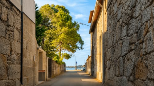 Encantador callejón de piedra en Baiona con vistas a la costa, acceso a los apartamentos vacacionales Holibai