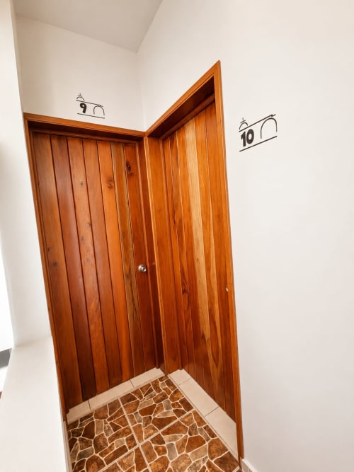Entrada de la Suite 10 en Hotel Isla Mujeres Centro con puertas de madera y piso de azulejos