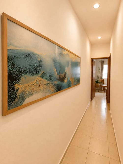 Pasillo moderno del Hotel Isla Mujeres Centro con arte de vista al océano, conduciendo a suite con vistas al mar