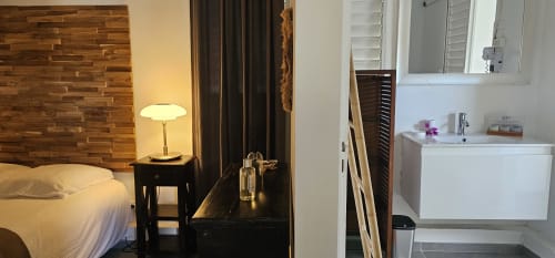Chambre et salle de bain du Bungalow de Charme à Habitation Villa Les Cassias, Petit-Bourg Guadeloupe avec mur d'accent en bois