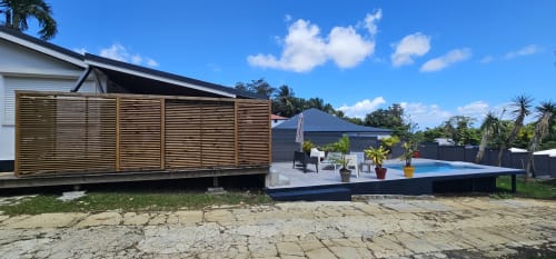 Poolbereich der Villa Les Cassias mit Loungebereich, hölzerner Pergola und tropischer Bepflanzung in Petit Bourg, Guadeloupe