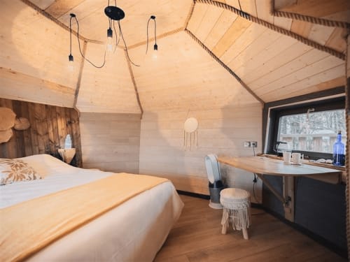 Chambre cosy en bois aux Murmures du Bois avec lit queen-size, bureau, suspension et vue sur le jardin près de Léobazel