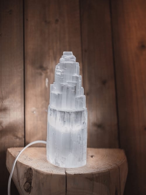 Lampadaire sculptural en sélénite sur base en bois au jardin de la chambre des Murmures du Bois