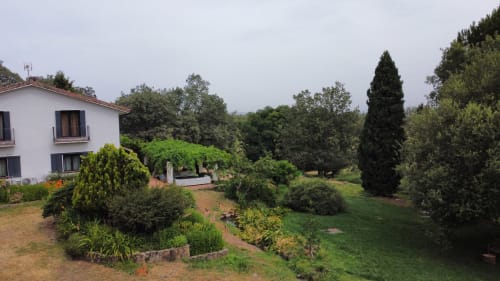 Villa Casa Alardos en Candeleda con casa blanca, jardín impecable y árboles circundantes