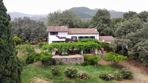 El Escondite de Pedro Malillo, casa rural española con encanto ubicada en la campiña de Candeleda, techumbre de tejas de barro