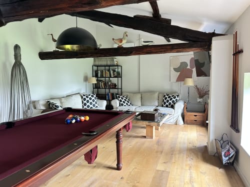 Amplia sala de juegos tipo loft en El Escondite De Pedro Malillo con mesa de billar, techos con vigas y zona de descanso en Candeleda
