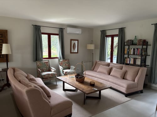 Elegante sala de estar en El Escondite De Pedro Malillo, Candeleda con muebles tapizados en rosa e iluminación natural