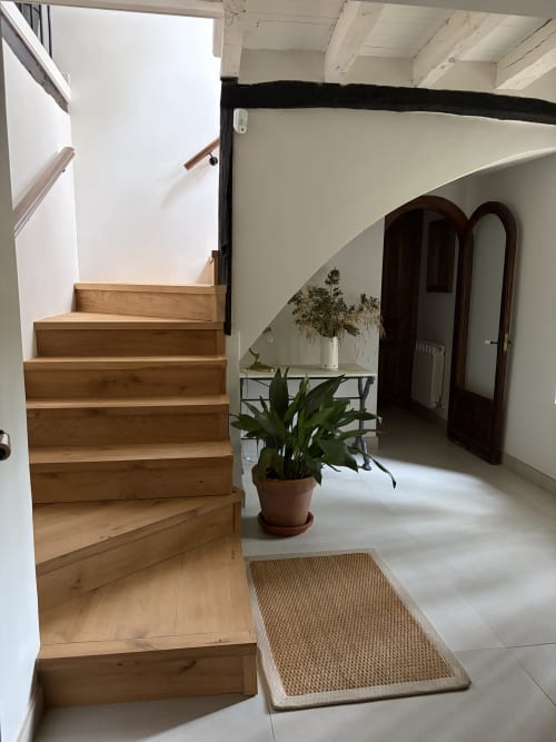 Recibidor luminoso de El Escondite De Pedro Malillo en Candeleda con escaleras de madera y maceta