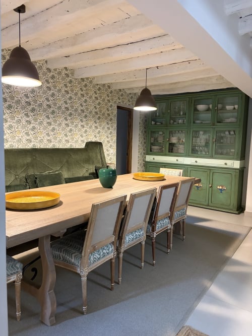 Comedor de El Escondite De Pedro Malillo, Candeleda con mesa de madera, muebles verdes y papel tapiz floral