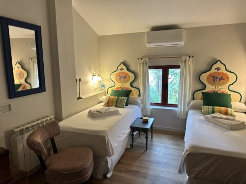 Habitación doble con cabeceras decorativas en El Escondite De Pedro Malillo B&B, Candeleda, España