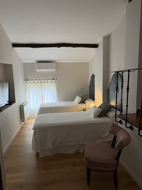 Habitación amplia en El Escondite De Pedro Malillo en Candeleda con camas individuales, suelos de madera y comodidades modernas