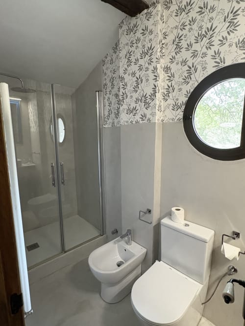 Baño moderno en El Escondite De Pedro Malillo, Candeleda con ducha, inodoro, bidé y papel tapiz botánico