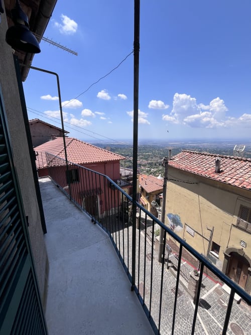 Vista dal balcone dell'appartamento Cuore di Rocca sulla frazione collinare di Rocca di Papa e la campagna romana in lontananza