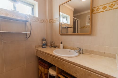 Baño moderno en Apartamento Marina Galé, Urban Beach Rentals en Portimão con lavabo, espejo y ducha