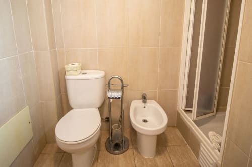 Cuarto de baño moderno en apartamento Urban Beach Rentals de Portimão con inodoro, bidé y ducha