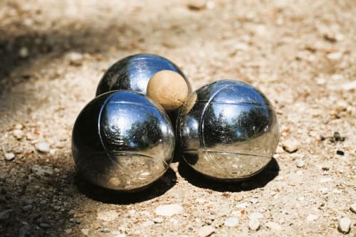 Boules en métal sur le sable à Le Clos Ayanna, un gîte à Crémieu, France