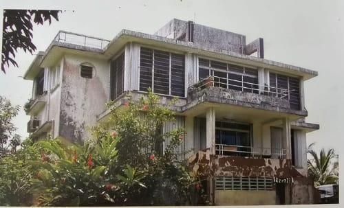 Villa Les Cassias BnB in Petit Bourg, Guadeloupe - zweistöckige Kolonialarchitektur mit tropischer Vegetation