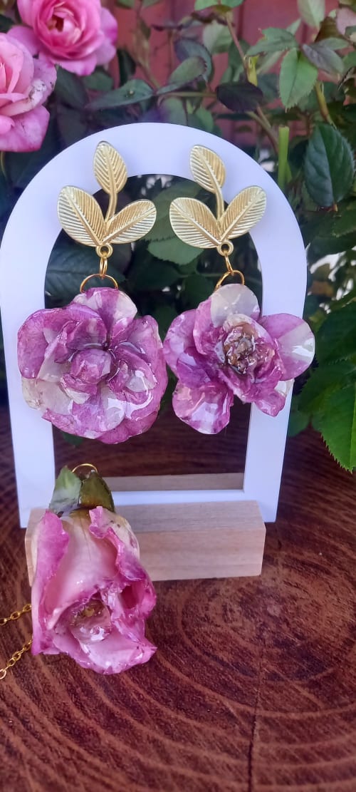 Boucles d'oreilles florales délicates ornées de pivoines roses et détails en feuille d'or au Domaine de Châlus-Chabrol