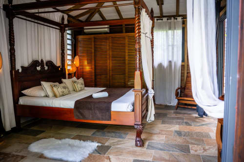 Magnifique lit à baldaquin au cottage La Trace du Contrebandier, West Indies Cottage, Pointe-Noire, avec boiseries élégantes