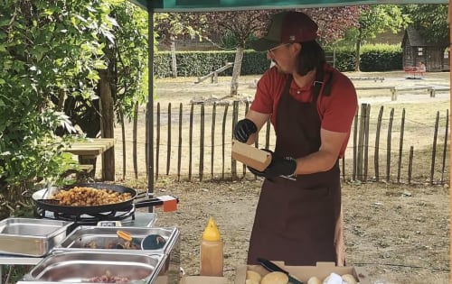 Chef préparant un repas en plein air au Domaine de Châlus-Chabrol à Châlus, France