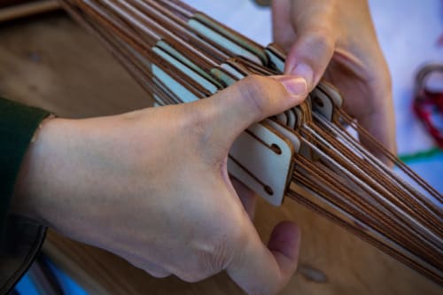 Mains jouant d'un instrument à cordes traditionnel au Domaine de Châlus-Chabrol à Châlus, France