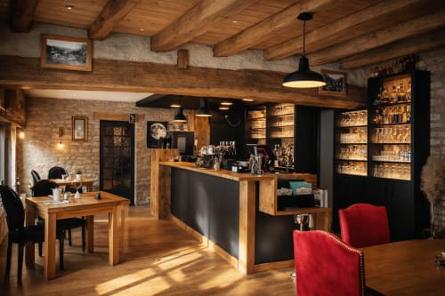 Restaurant-bar La Source Bleue à Cusance avec poutres bois, murs de brique, fauteuils velours rouge et collection de spiritueux en rayon.