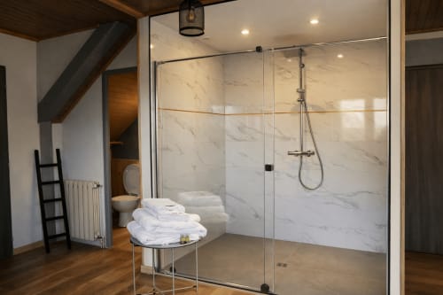 Élégante douche en marbre moderne dans la suite La Source Bleue, Restaurant Auberge, Cusance France