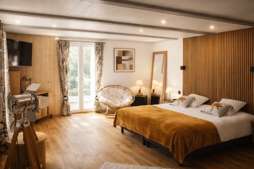 Suite Saint Ermenfroy à La Source Bleue à Cusance, France - Chambre spacieuse avec finitions bois, lit king-size, vue sur jardin