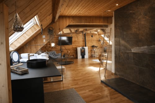 Suite scandinave à La Source Bleue, Cusance avec poutres apparentes, mobilier contemporain, TV écran plat et vue sur les montagnes