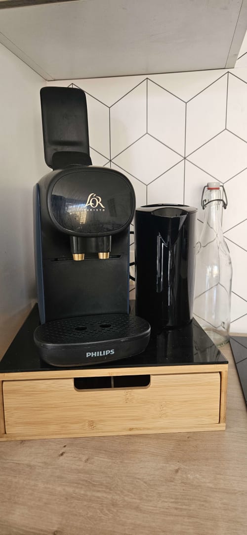 Machine à café Philips noire avec mousseur de lait sur support en bois dans l'appartement Le Loft, Villemoustaussou