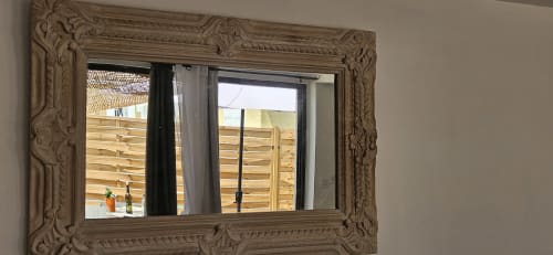Miroir à cadre en bois orné reflétant la terrasse du jardin avec clôture en bois de l'hôtel Mi Casa Es Su Casa à Villemoustaussou