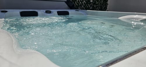 Spa bouillonnant avec jets à l'appartement Mi Casa Es Su Casa à Villemoustaussou, inséré dans un jardin