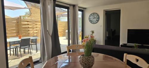 Salle à manger moderne de l'appartement Le Loft avec vue sur jardin, accès à la terrasse et mobilier contemporain chez Mi Casa Es Su Casa