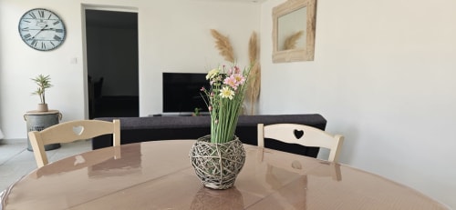Salle à manger moderne au Loft de Mi Casa Es Su Casa avec table ronde, arrangement floral et sièges confortables