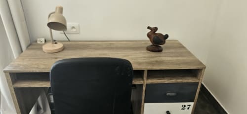 Bureau en bois avec chaise noire, lampe et objets décoratifs dans l'appartement Le Loft de Mi Casa Es Su Casa, Villemoustaussou