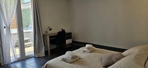 Chambre lumineuse au Loft de Mi Casa Es Su Casa à Villemoustaussou, avec lits jumeaux, bureau, vue sur jardin et terrasse