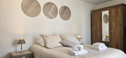 Chambre confortable du Loft chez Mi Casa Es Su Casa, Villemoustaussou, avec lit queen-size, draps blancs, armoire en bois
