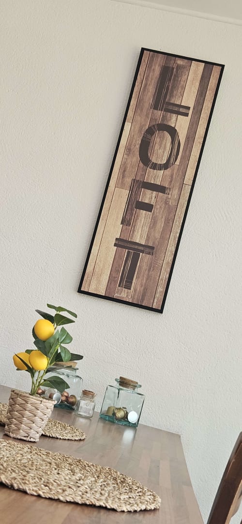 Panneau mural en bois « Home » dans l'appartement Le Loft de Mi Casa Es Su Casa, Villemoustaussou, avec plante citron et décoration.