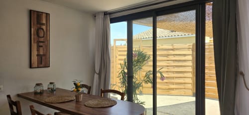 Salle à manger du loft Mi Casa Es Su Casa avec vue sur le jardin, table en bois et accès direct à la terrasse à Villemoustaussou