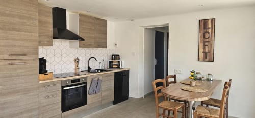 Cuisine et salle à manger modernes du loft Mi Casa Es Su Casa à Villemoustaussou, avec meubles en bois et design géométrique