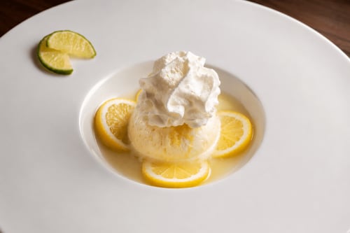 Dessert de glace au citron avec crème fouettée et tranches d'agrumes à l'Auberge Restaurant La Source Bleue, Cusance