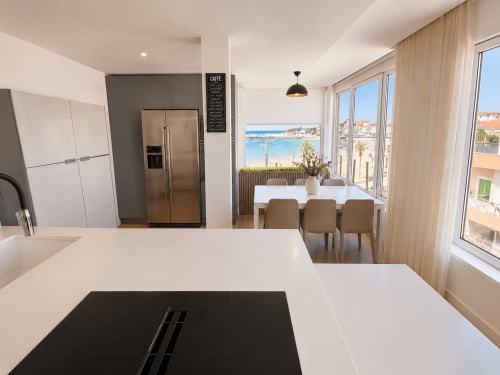 Moderna cocina y comedor en apartamento de Nigran con vistas al mar de Playa America, electrodomésticos de acero inoxidable