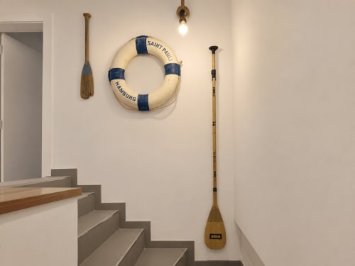 Escalera de apartamento costero con decoración náutica, salvavidas y remos de madera, propiedad con vista al mar de Nigrán