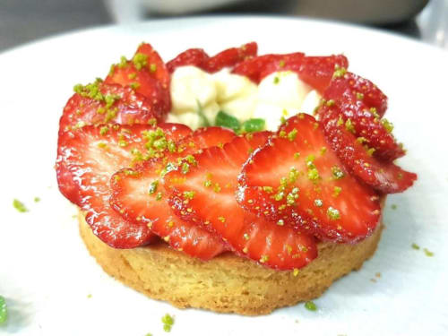 Tarte aux fraises fraîches, crème pâtissière et décoration de pistache à Domaine de la Gare M, Mortagne-sur-Gironde