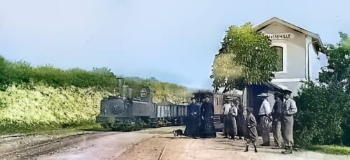 Train à vapeur historique à la gare de Mortagne-sur-Gironde avec voyageurs et bâtiment victorien