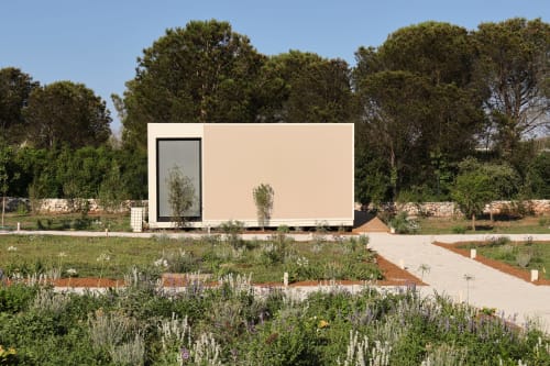 Moderna casa in stile rustico a Quercia Private Nature Retreat a Maglie, circondata da giardino mediterraneo e alberi alti