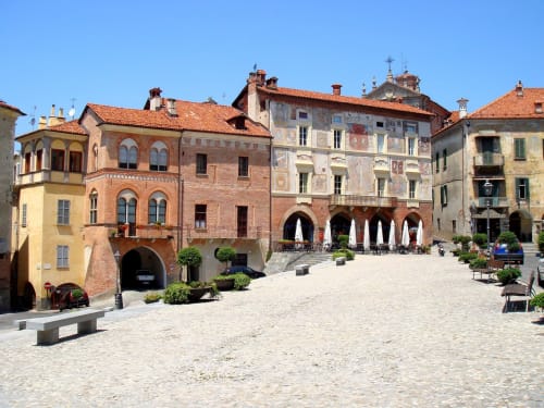 Piazza medievale storica a Ceva, Italia con edifici dai tetti in terracotta che ospitano la struttura ricettiva Residenza Basiglio