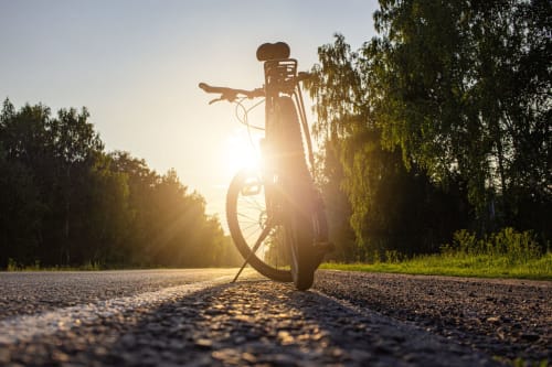 Bicicletta su strada rurale al tramonto vicino a Ceva, Italia - ideale per esplorare la campagna del Piemonte