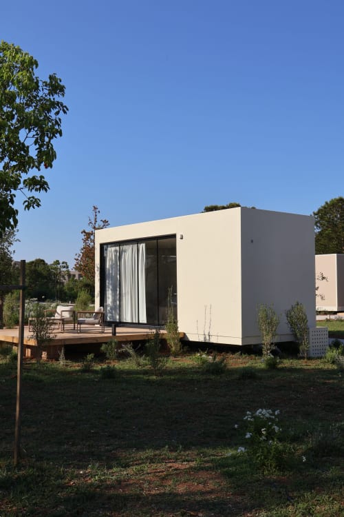 Esterno moderno della capsula a Quercia Private Nature Retreat a Maglie con terrazza in legno e finestre a tutta altezza
